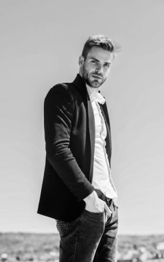 Harika kararlar veriyor. Sakallı adam iş stili. Seksi maço adam. Erkek bakımı. Kendine güvenen iş adamı Yakışıklı bir manken. Erkek modası. Modern yaşam tarzı. Başarı kavramı. Başarılı CEO