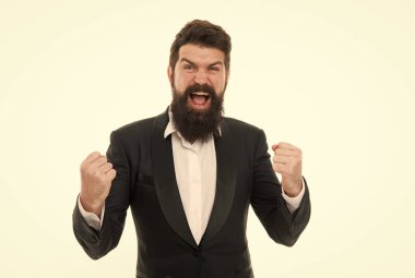 Başarının tadını çıkarıyor. Mutlu menajer başarıyı kutlar. Başarılı bir iş projesi yürütüyorum. Proje yönetimi. Sakallı adam başarının tadını çıkar. Hippi kazanan hareketi yapıyor. İş hayatında başarı