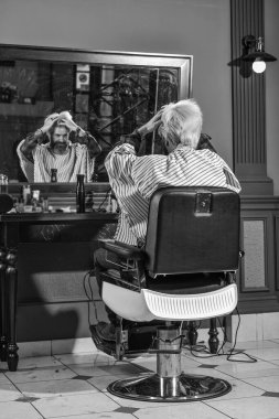 Bayım. Uzman. Kuaförde hippi tıraşlı bir adam. Sakal ve bıyık. Berber dükkanında profesyonel kuaför. Şık erkek sakalı portresi. Tıraş. Berber dükkanında kuaför.