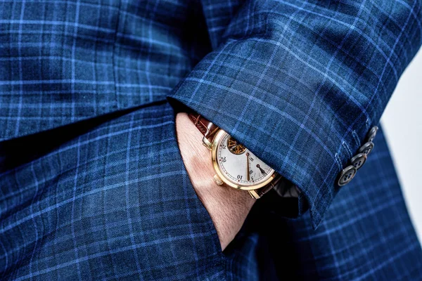 Lyx klocka bärs på manlig handled. Elegant klocka. Iakttagande av punktlighet. — Stockfoto