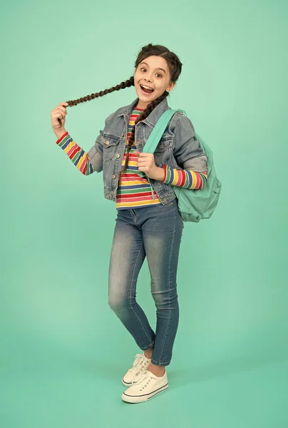 Menina feliz com olhar de beleza segurar cabelo longo plait fundo azul, penteado — Fotografia de Stock