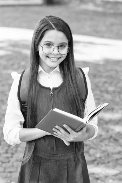 Una biblioteca de conocimiento. Un niño feliz sostiene el libro escolar. Lector de biblioteca al aire libre. Biblioteca escolar. Lindo ratón de biblioteca. Lectura y alfabetización. De vuelta a la escuela. Día del conocimiento. Bibliopole. 1 de septiembre —  Fotos de Stock