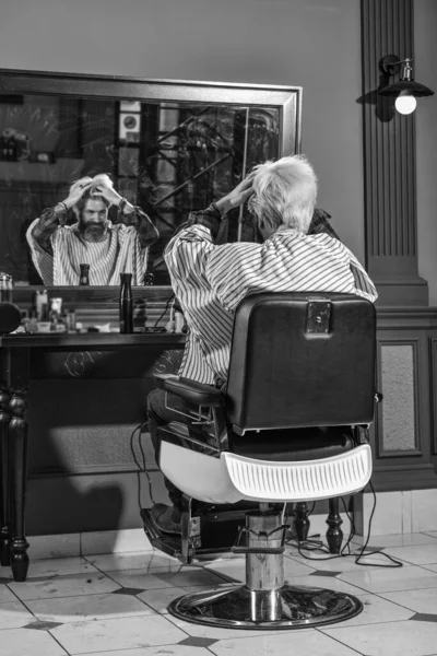 Señor. Experiencia. Hombre en peluquería con corte de pelo hipster. barba y bigotes. Peluquero profesional en barbería interior. Retrato de barba de hombre con estilo. afeitarse. Peluquero en peluquería — Foto de Stock