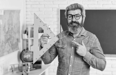 Geometrik şekiller. Fizik araştırması. Tahtada matematik öğretmeni. Eğitim. Kesinlikle bilim. Gözlüklü mutlu sakallı öğretmen. Okula dönüyorum. mantık ve yaratıcılık geliştir. Beyin motorunu çalıştır