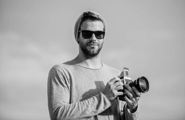 Sen bir kamerasın. Kamerayla seyahat et. Erkek modası. Moda görünüyor. Seksi turist muhabiri. Gözlüklü fotoğrafçı. Macera yakalamak. Gazeteci. Kameralı maço adam.