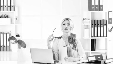 Çalışkandır. Kadın iş lideri. Kadın ofisindeki masasında oturuyor. Ofiste belgelerle çalışan bir iş kadını. Ofisteki profesyonel tasarımcı. Resepsiyonda resepsiyonist