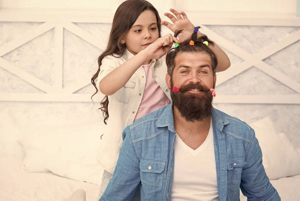 Bedårande liten dotter barn stil skäggig man fäder hår, hårvård — Stockfoto