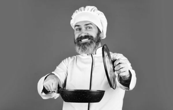 Cuisiner avec passion. barbu homme tenir la casserole. préparer la nourriture dans la cuisine. mari en chapeau de chef sur la cuisine. Cuisine concept de nourriture. Tenez la poêle. meilleure qualité. cuisinier barbu en uniforme avec des outils — Photo