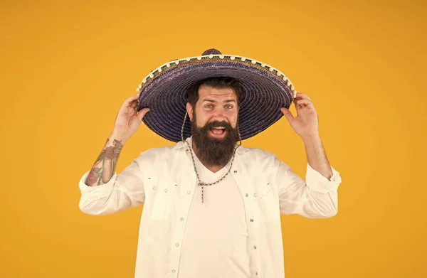 Nationale mexico vakantie. Mexicaanse hoed sombrero en snor. Een man in een feestelijke stemming op een feestje. Vijf mei. brutale bebaarde man met Mexicaanse sombrero hoed. Mexicaanse dag van de doden. Speels gevoel — Stockfoto