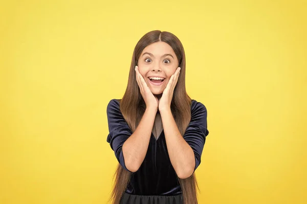 Удивленный ребенок девушка со счастливым лицом выразить положительные эмоции, сюрприз — стоковое фото