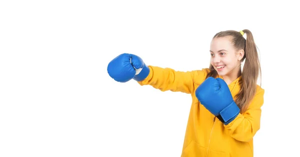 Щасливий дитячий боксер в боксерських рукавичках готовий битися і вдарити ізольовано на білому, самозахист — стокове фото