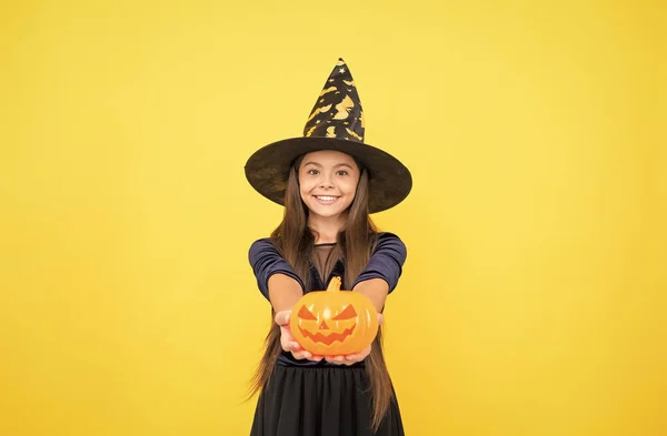 Enfant heureux porter chapeau de sorcière tenant citrouille pour créer Jack o lanterne sur Halloween, Halloween Jack o lanterne — Photo