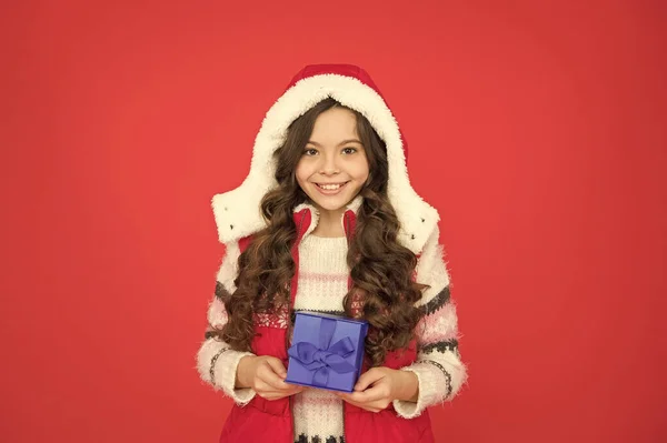 Heureux adolescent fille dans chaud hiver vêtements transporter boîte cadeau pour Noël vacances, boxe jour — Photo