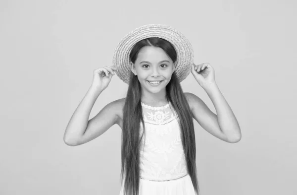 Adorable niña con sombrero elegante. Tener vacaciones divertidas de verano. Tour de verano. Concepto de ocio y entretenimiento. Felicidad de verano. Humor de vacaciones. Tour tropical. Venta y descuento. Bienes para niños —  Fotos de Stock