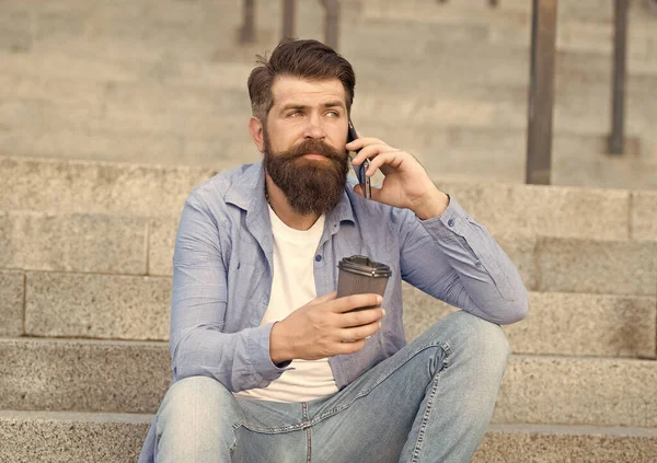 Vida urbana moderna. Conversación telefónica con barbudos. Conversación móvil. Descanso. Comunicación personal. Llamando a un amigo. Una conversación agradable. Conexión real. Beba café mientras habla — Foto de Stock