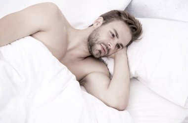 Rahatlama zamanı. Rahatlama teknikleri. Mükemmel dinlenme. Yakışıklı adam yatakta rahatlıyor. Yeteri kadar uyu. Bahşişler daha iyi uyuyor. Tıraşsız yakışıklı adam rahatlıyor. Keyifli rahatlama konsepti