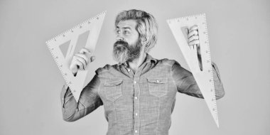 Mimarlık eğitimi. Sakallı öğretmen cetvel kullanıyor. Yenilikçi yaklaşım. Ölçüm aracı. Matematik çalışıyorum. Eğitim konsepti. Resim dersi. Okul eğitimi. Geometri öğretiyorum. Doğru açıyı bul