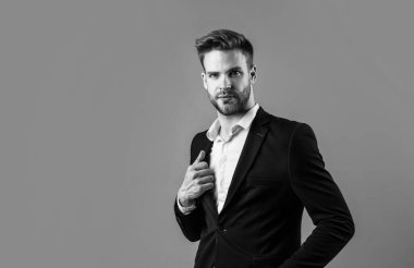 Kendi tarzında. İyi bakımlı bir saç stili. Erkek güzellik ve moda. Sakallı adam için resmi ofis kostümü. Tıraşsız, kıllı, yakışıklı bir adam. Kuaför konsepti. Genç ve kendinden emin patron.