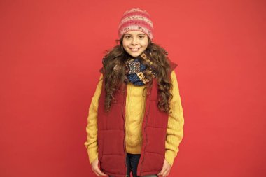 Örgü şapkalı, kazaklı, kabarık yelekli güzel kız.