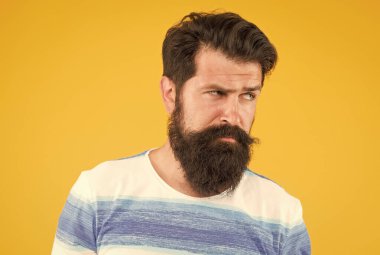 Yaz stili. Sakallı, şık, sarı sakallı bir adam. Berber ipuçları. Şık sakal ve bıyık. Hippi tarzı. Sakal modası. Berber servisi. Kuaför salonu. Süslü bıyık. Erkek portresi