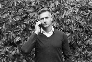 Tüylü seksi adam telefonda konuşuyor, konuşuyor.