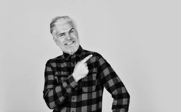 Parece um agricultor. Mestre barbeiro com bigode. espaço de cópia. homem barbudo camisa quadriculada. Barba pintada hipster feliz. cabeleireiro e barbearia. cabelo loiro masculino brutal. homem estilo de moda casual — Fotografia de Stock