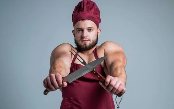 Lunch time. culinary and cuisine. muscular man use barbecue utensils. guy eating healthy. food for athletes. sexy man with knife in cook apron. professional handsome chef cooking bbq — Stock Photo, Image