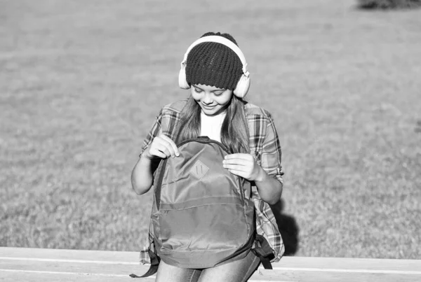 So easy to tote. Small kid open pink bag on park bench. Daybag or travel bag. Fashion backpack. Trendy accessory. Summer vacation. Wearing purse hands free — Stock Photo, Image