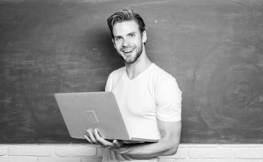 Blog yazma ilhamı. Öğrenim sınıfındaki öğrenci. Üniversite öğretmeni bilgisayar teknolojisi kullanır. Okula dönüyorum. İşletme. Modern eğitim çevrimiçi. Adam okumak için 4g internet kullanıyor