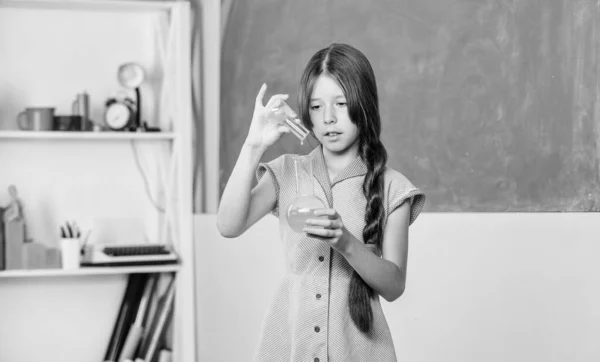 I love my job. small girl pupil with chemical flask. Use new technology. science lesson. back to school. biology education. girl in chemistry class with testing tube. school laboratory — Stock Photo, Image