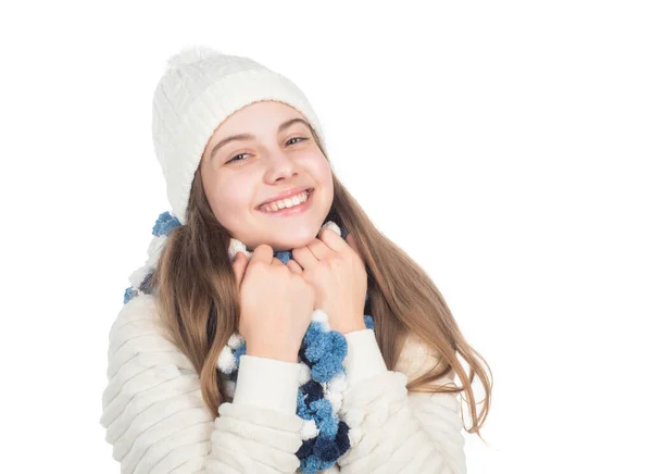 Glückliches Kind in Strickmütze und Schal warme Kleidung isoliert auf weißem Kopierraum, warme Kleidung — Stockfoto