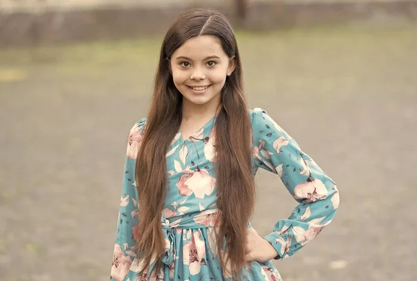 Entzückend Mädchen lange Haare lächelnd Gesicht städtischen Hintergrund im Freien, Kinder Day-Konzept — Stockfoto