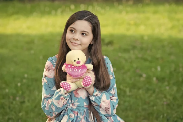 Menina criança abraço brinquedo macio ursinho de pelúcia amor símbolo, dia dos namorados conceito — Fotografia de Stock