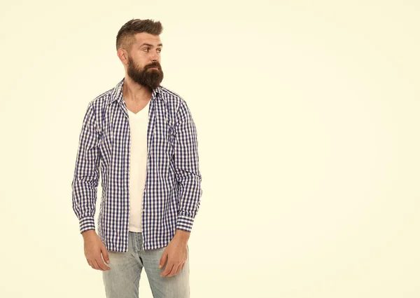 Homme barbu sérieux en chemise à carreaux décontractée regardant l'espace de copie isolé sur blanc, les ventes — Photo