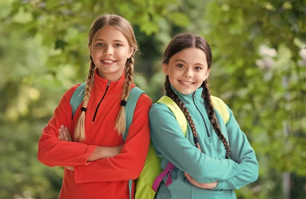 Viajes de vacaciones. Los niños felices sonríen al aire libre. Vacaciones de verano. Ocio y tiempo libre. Disfrutando de la temporada de vacaciones. Destino de viaje. Viajar y vagabundear. La felicidad es viajar —  Fotos de Stock