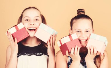 Çocuklar. Yetenekli küçük kardeşler. - Sürpriz. Aile kardeşliği tebrikleri. İyi ki doğdun Tatil kutlaması. Boks günü. Noel alışverişi. Şimdiki kutulu küçük kızlar