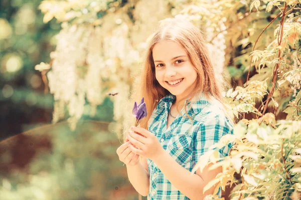 Mädchen niedlichen entzückenden Teenager gekleidet Land rustikalen Stil kariertes Hemd Natur Hintergrund. Sommerliche Gartenblume. Frische Blumen. Blumen sammeln auf dem Feld. Der Sommer ist da. Kind hält Blumenstrauß — Stockfoto
