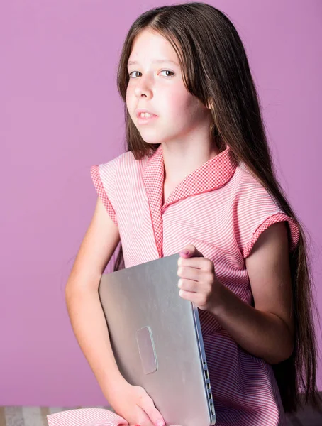 Educación a distancia. Alumnos estudian tecnología digital. La vida moderna. Colegiala navegando por Internet. Tecnología moderna. La educación hoy en día demanda aparatos modernos. Hacer la tarea o jugar juegos. Ver vídeo —  Fotos de Stock