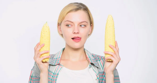 Concepto de tamaño. dientes sanos. Agropecuaria, campesina con maíz. cultivo de maíz. vitaminas y alimentos dietéticos. agricultura y cultivo. Mujer feliz comiendo maíz. cosecha de vegetales. concepto de paja o mamada —  Fotos de Stock