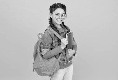 Öğrenci kız yetenekli çocuklar için kurslara gidiyor, okul malzemeleri konsepti.