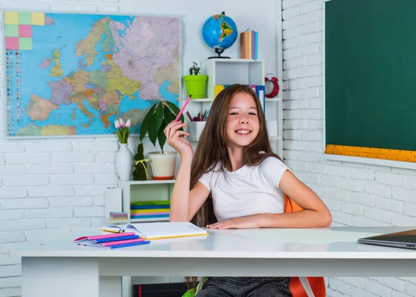 Šťastné dítě dívka studovat předmět ve škole, vzdělávání — Stock fotografie