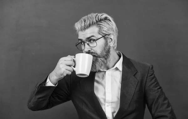 Prettige slokje. Koffie pauze en ontspannen. Lunchtijd voor de leraar. Koffie verslaafd. Energielading voor de hele dag. Een dosis cafeïne. Optimisme concept. Leraar in glazen drinken koffie krijtbord achtergrond — Stockfoto