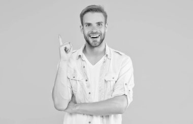 Sadece ilham geldi. İlhamı hisset. Havalı saç stili olan seksi çocuğun bir fikri var. Tıraşsız, tüylü yakışıklı bir adam. Erkek yaz modası. İlham verici adamın sarı arka planda saçları var.