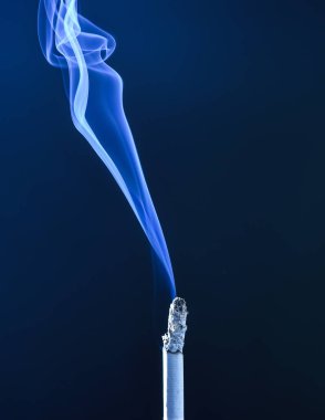 Sigara yakmak, sigara içmek, arka planda sigara içmek.