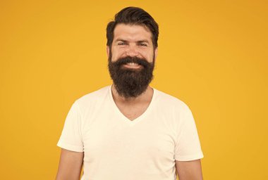 Sakallı hippi berber dükkanı müşterisi sarı arka plan, yakışıklı adam konsepti.