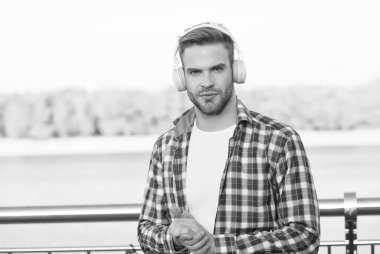 Elderning konsepti. Ses kalitesi. yenilikçi kablosuz cihaz. Kulaklık kulaklıklı traşsız adam. Gündelik erkek hippi modası. Kulaklıklı adam, dinle. Müzik tarzı. Sabah ilhamı