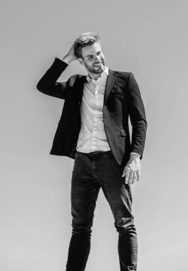 Ofis çalışanı. Kusursuz görünüyorsun. Çalışmaya hazırım. Erkek modası. Resmi tarz. Kendine güvenen yakışıklı iş adamı. Yakışıklı bir manken. Resmi takım elbiseli yakışıklı adam mavi gökyüzü arkaplanı