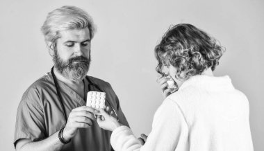 Kendine güvenen bir tıp uzmanı. Hemşire danışmanlığında burnu akan bir kadın. Eczane. Çin 'den gelen koronavirüs. Grip salgını. Dokunulmazlığın için. Sağlık hizmetleri ve insanlar. Hasta ve doktor hapları