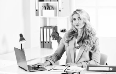 Görmek istediğin değişimin kendisi ol. İş yerindeki tasarımcı. Resepsiyonda resepsiyonist olarak çalışıyorum. Kadın iş lideri. Kadın ofisindeki masasında oturuyor. Belgelerle çalışan bir iş kadını