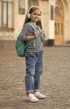 Dil öğrenmek kolay. Küçük çocuk, ses dersini dinle. Dinleme becerileri. İngilizce okulu. Dinleme oyunu. Müzik eğitimi. Eğitici podcast. Çevrimiçi kurslar. Yeni teknoloji. Dinlemeyi öğren.